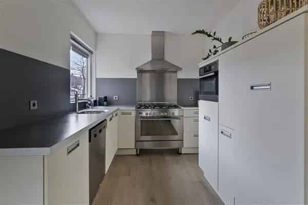 Huis te Koop Nieuwe Steen Hoorn: Starterwoning met 4 slaapkamers en zonnige tuin