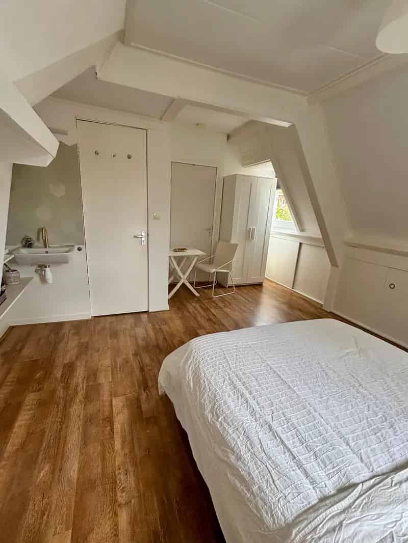 TEMPORARY ROOM IN RECENTLY RENOVATED APARTMENT