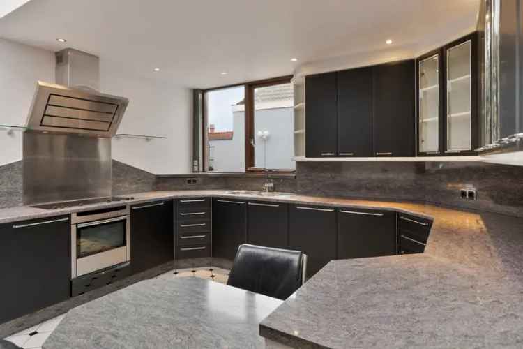 Zeer ruime woning met praktijk/kantoor aan huis