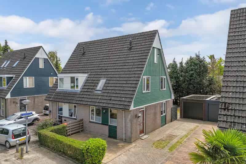 Te Koop Twee Onder Een Kapwoning Lelystad 4 Slaapkamers Garage Tuin