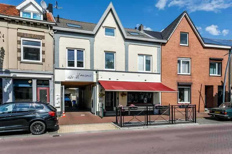 Bedrijfshal Kerkrade te huur: Kantoorruimte 100m2 met souterrain