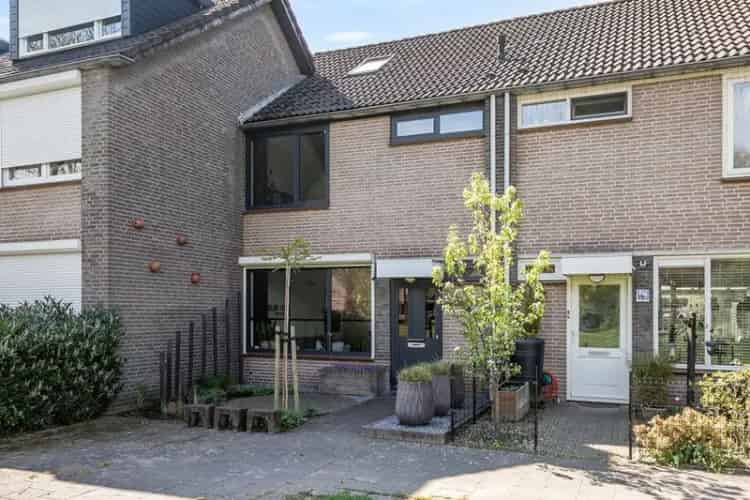 Tussenwoning Oost 3 slaapkamers moderne keuken badkamer carport parkeerplaats tuin
