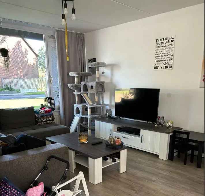 Slaapkamer met balkon en tuin met overkapping