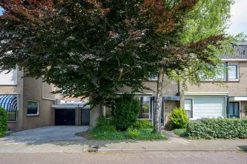 Ruime 5-kamer Hoekwoning met Garage te Voorschoten