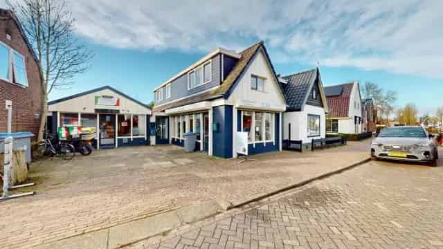 Beleggingspand Tuitjenhorn: Twee Verhuurde Bedrijfsruimtes Met Ontwikkelpotentie