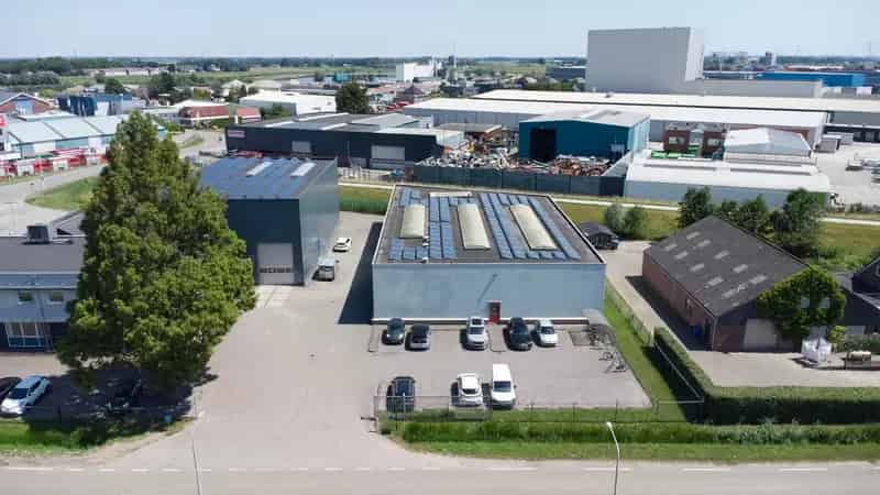 Bedrijfshal Hasselt te koop - 725m² magazijn, kantoor, zonnepanelen