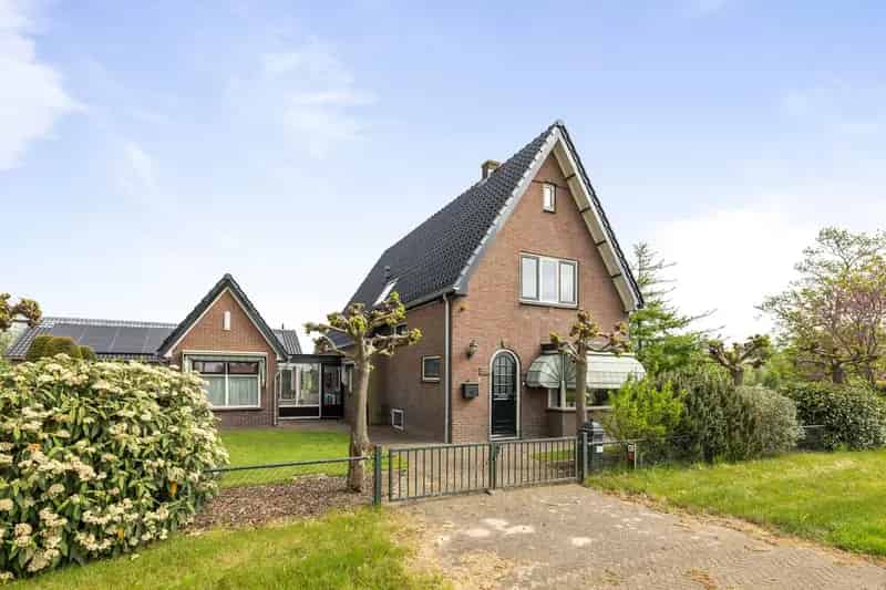 Vrijstaande woning met paardenstal en zwembad te koop