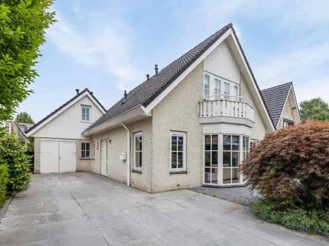 Villa te koop Veenendaal 4 slaapkamers grote tuin
