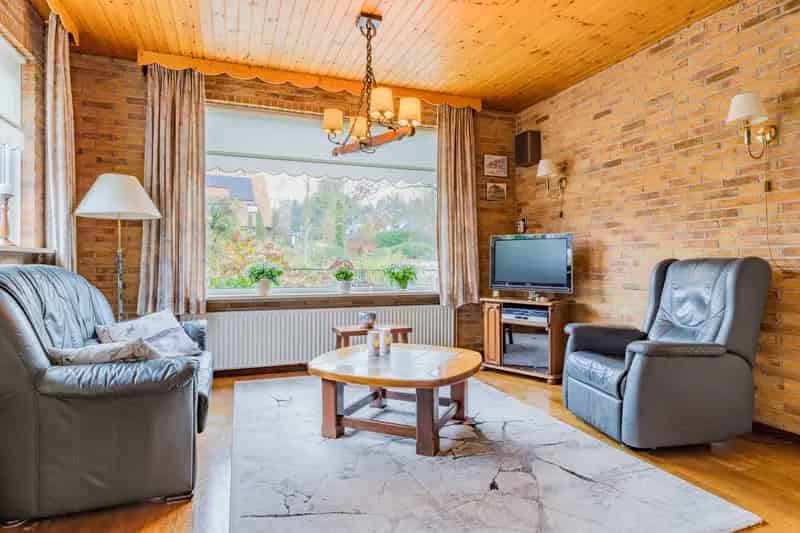 Halfvrijstaande woning met grote schuur Leersum