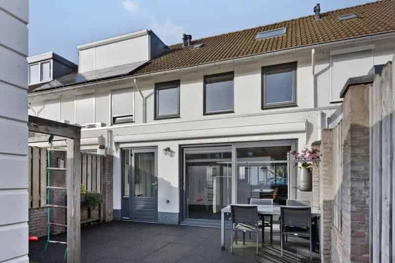 Moderne Middenwoning 4 Slaapkamers Waalwijk Nabij Centrum