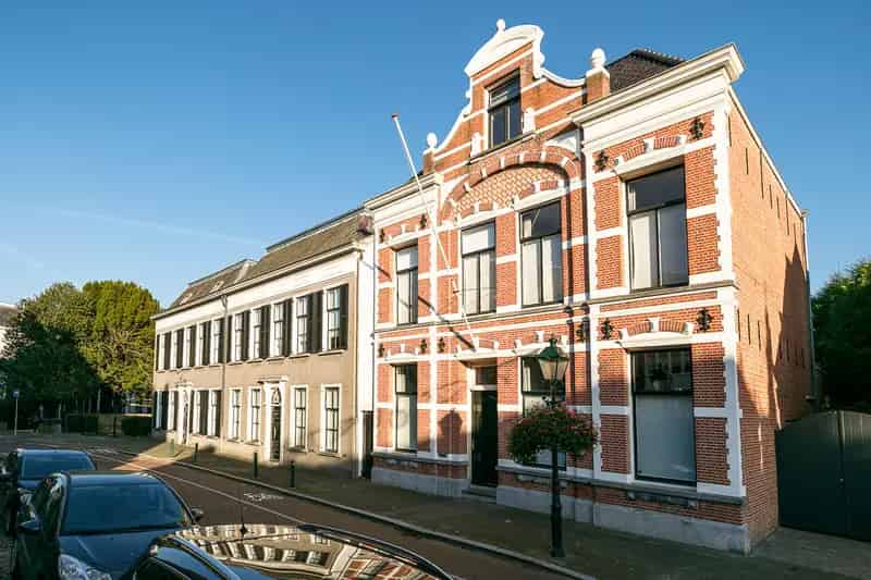 Herenhuis Breda Ginneken 6 slaapkamers 2 badkamers diepe tuin
