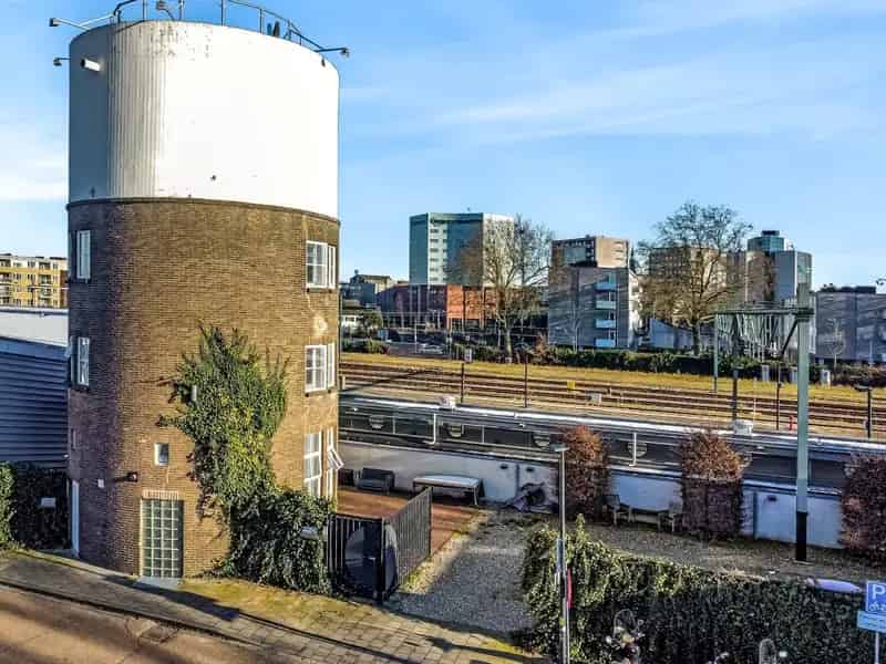 Kantoor Roermond te koop: Beleggingsobject met studio en appartement