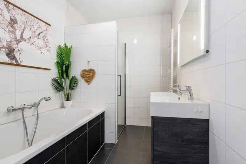 Huis te koop Rhoon: Ruime gezinswoning met 4 slaapkamers en tuin