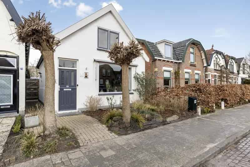 Vrijstaande woning met praktijkruimte en tuin