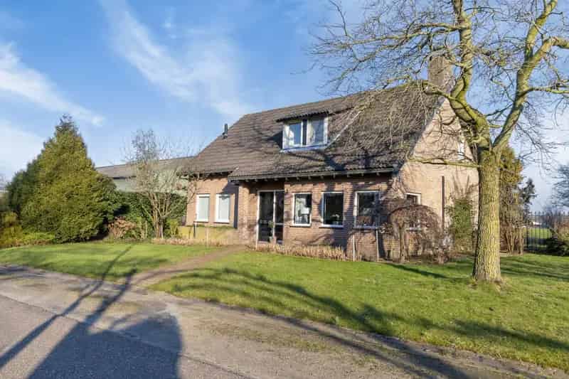 Landhuis met Loods en Groot Perceel te Velden