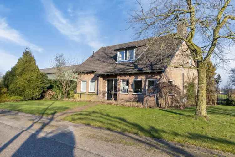 Landhuis met Loods en Groot Perceel te Velden