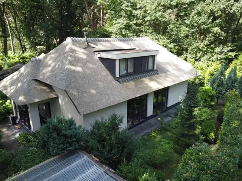 Gasloze woning rieten dak Landgoed De Stille Wille