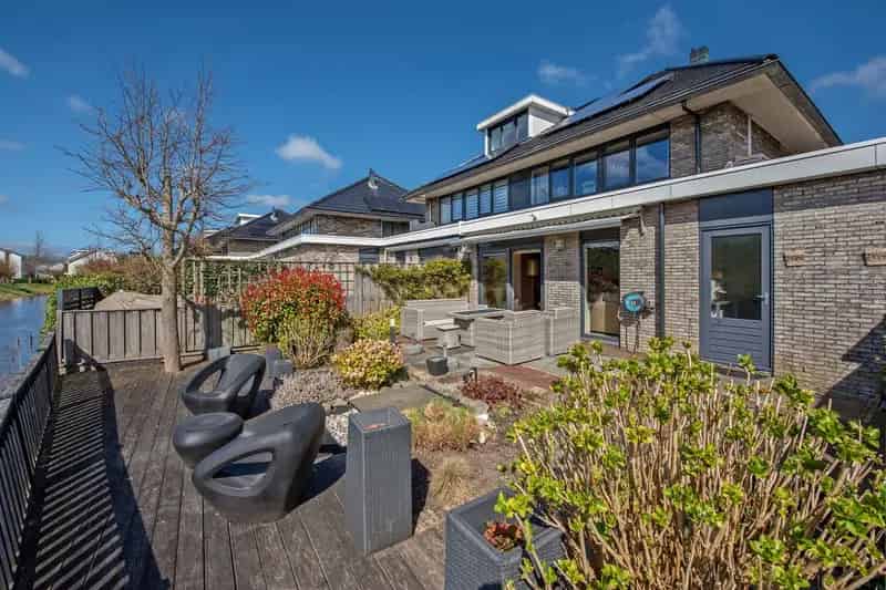 Huis te koop Den Haag: Ruime villa aan het water