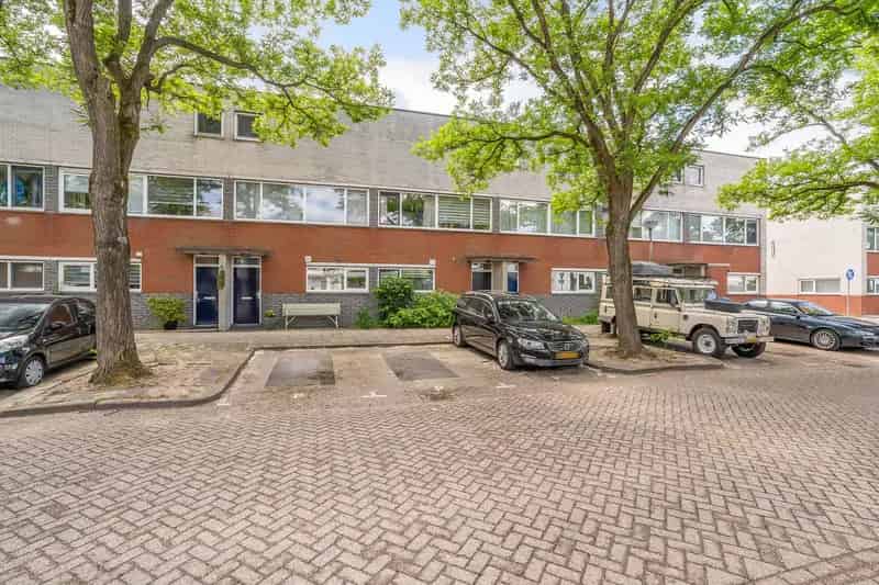 Huis te koop Delft Sadatweg: Ruime gezinswoning met dakterras