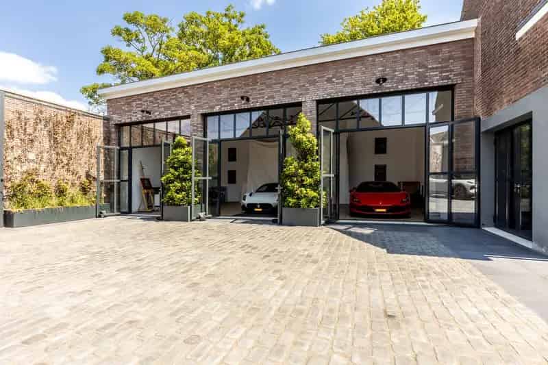 Luxe woonhuis met showroom en koetshuis te Maassluis
