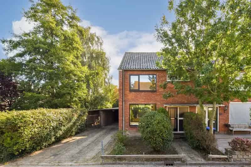 Twee Onder Een Kapwoning Loenersloot 405m2 Garage Drie Slaapkamers