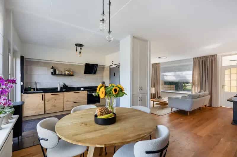 Hoekwoning Ommoord 5 slaapkamers gerenoveerd