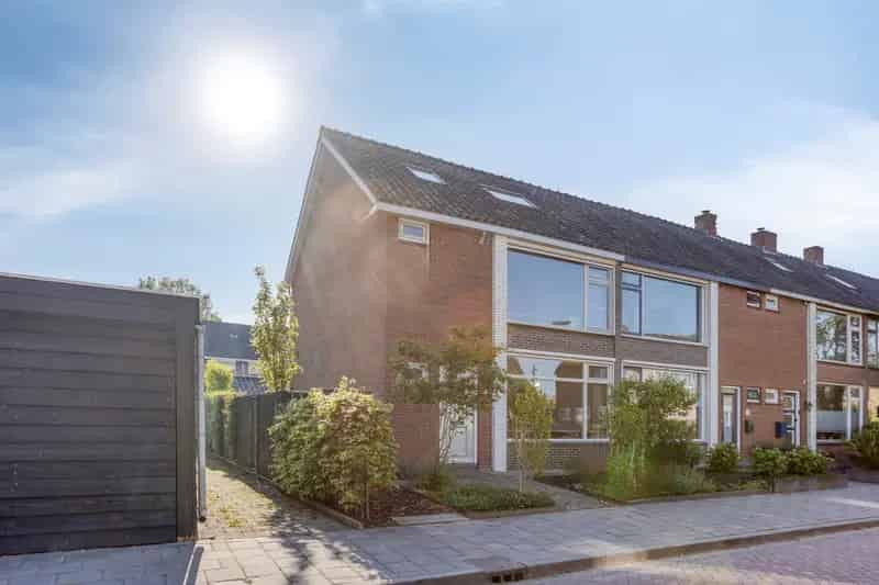 Moderne Hoekwoning nabij Rivier De Mark