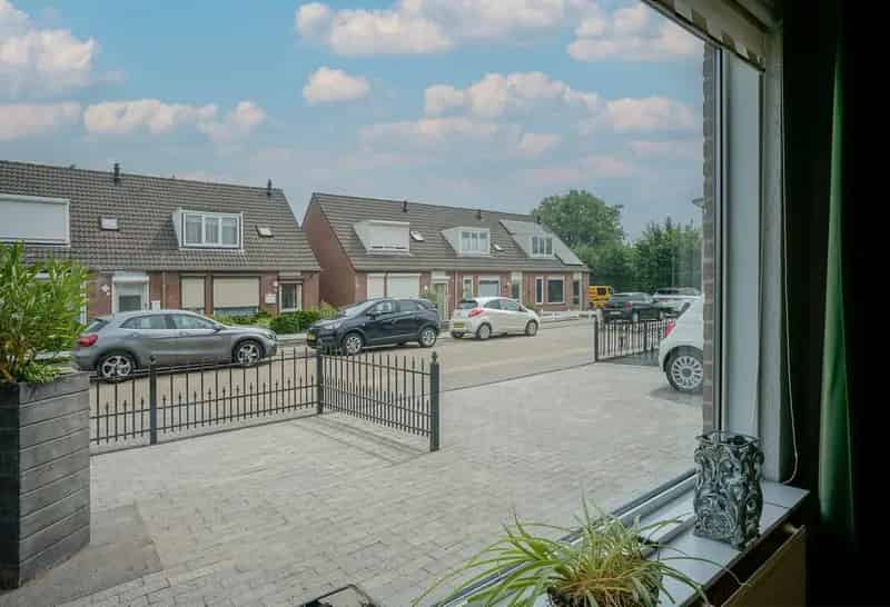 Te Koop Ruime 4 Slaapkamers 2 Onder 1 Kapwoning Nieuw Kozijnen HR++