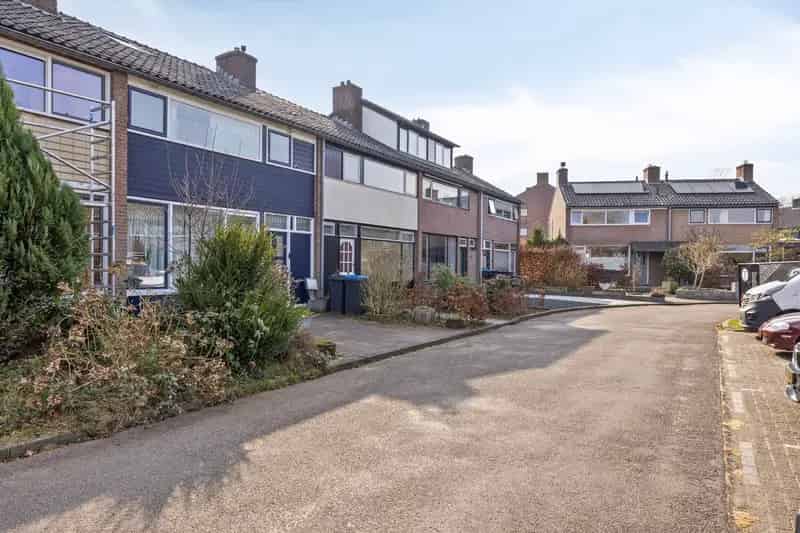 Huis te koop Dieren: Gemoderniseerde tussenwoning met 3 slaapkamers