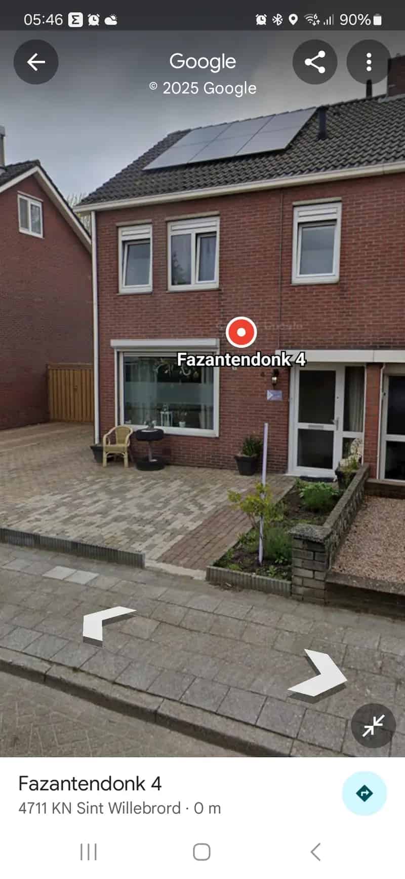 Groot huis met tuin oprit en garage voor jonge gezinnen