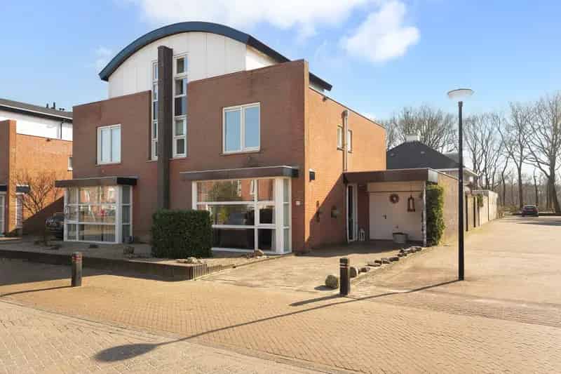 Te Koop: Ruime Tweekapper in Waalwijk met 4 Slaapkamers en Tuin
