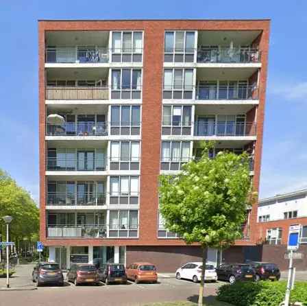 Ruim Appartement Nabij Winkelcentrum