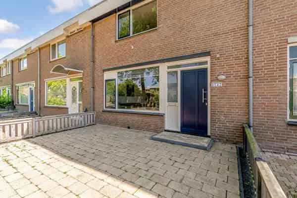 Tussenwoning te Lelystad Botter 3 slaapkamers grote garage 14 zonnepanelen