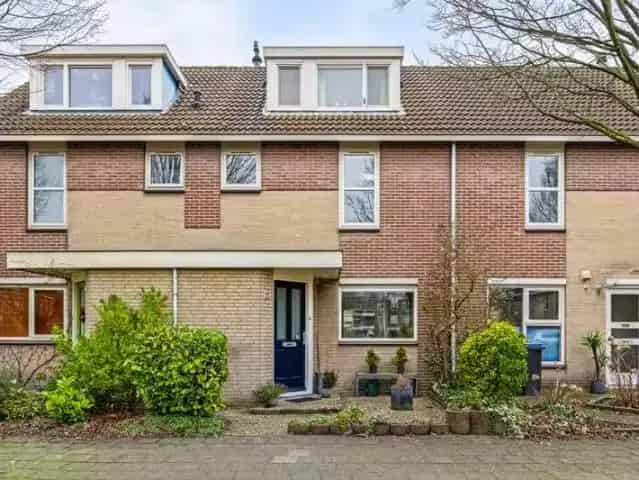 Ruime 6-kamer woning te huur in Middenhoven