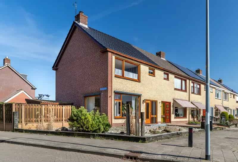 Gezinswoning met 4 slaapkamers en zonnige tuin