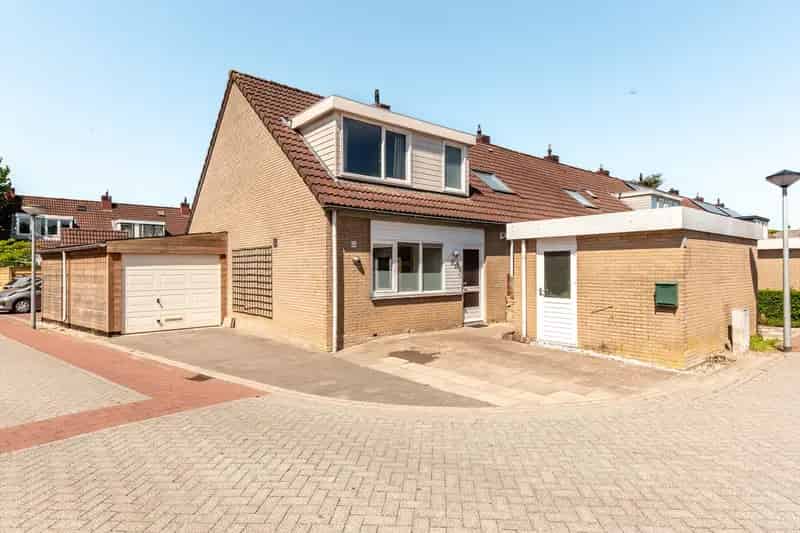 Eengezinswoning Lelystad 3 slaapkamers moderne keuken 13 zonnepanelen