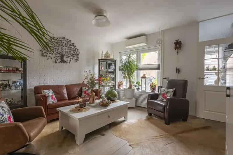 Tussengelegen woning Heerlen 3 slaapkamers serre zonnepanelen