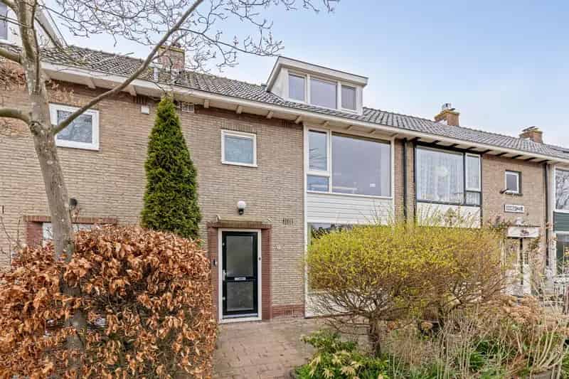 Huis te koop Abcoude: 3 slaapkamers, moderne woning te moderniseren