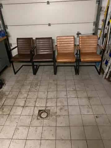 4 Stoelen Te Koop: 2 Lichtbruin 2 Donkerbruin