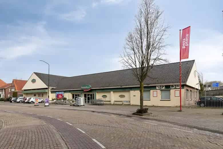 1474 m2 Winkelruimte te Koop Raamsdonksveer Magazijn Kantoor Parkeerplaatsen