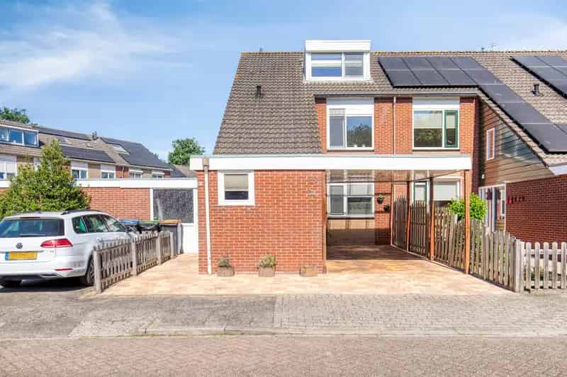 Ruime Hoekwoning Bunschoten-Spakenburg met Kantoor aan Huis