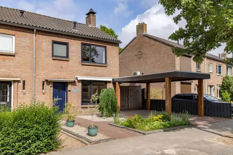 Te koop: Ruime gerenoveerde tweekapper in Vught