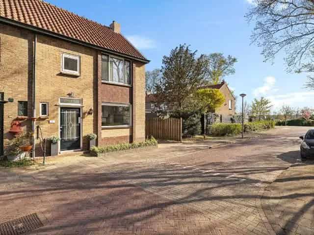 Ruime Hoekwoning te koop in Naarden met Garage en Royale Tuin