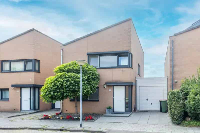 Huis te koop Krommenie: ruim familiehuis aan vaarwater in Plan Willis