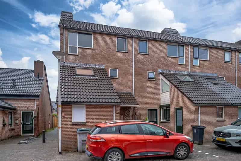 Huis te koop Huissen: Ruime hoekwoning met diepe tuin en schuren