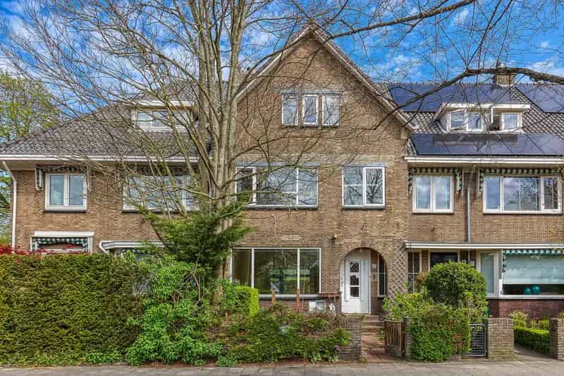 Herenhuis Wassenaar 7 slaapkamers 2 badkamers diepe tuin