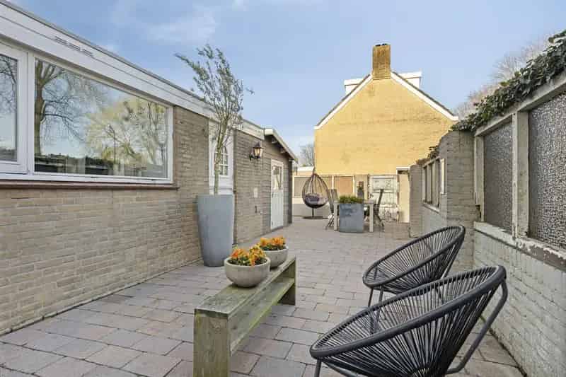 Royale Hoekwoning met Tuin Nabij Scholen en Openbaar Vervoer