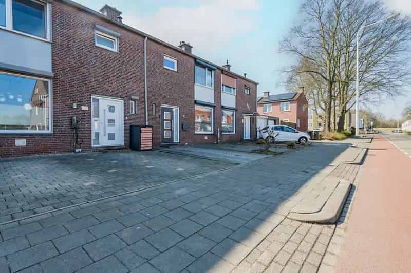 3 Slaapkamers Eengezinswoning Eygelshoven Ruime Aanbouw Zonnepanelen