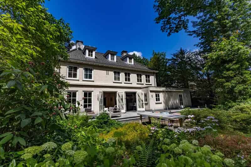 Riante Villa met Ruim Souterrain Nabij Bos