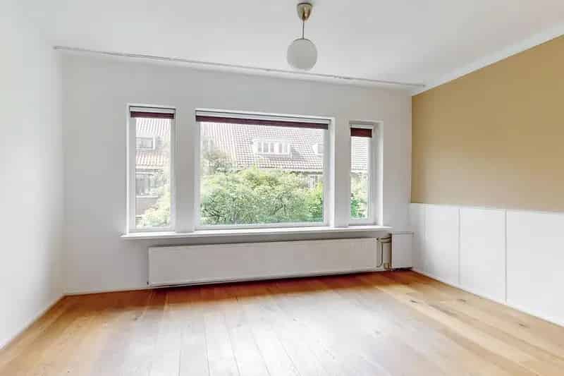 3 Slaapkamers Bovenwoning Nabij NS Station Laan van NOI